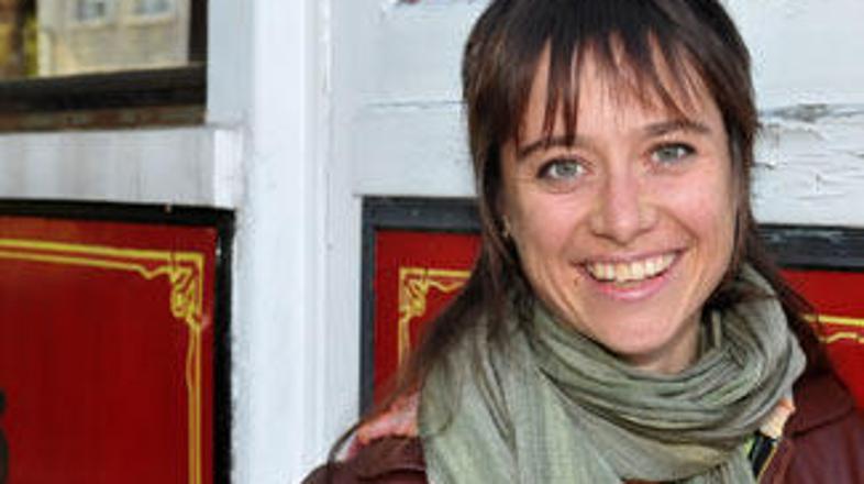 Kate Hosking je Avstralka, ki že nekaj časa živi v Sloveniji in igra kontrabas p