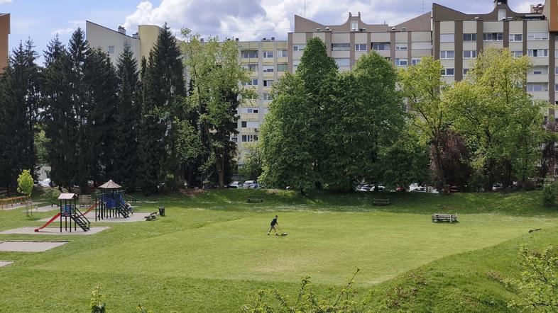 park bratovševa košnja otroci nogomet