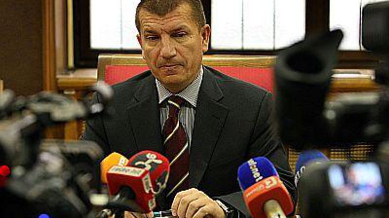 Gazvoda bo dobil odškodnino. A kljub temu naj bi MNZ vztrajal pri zahtevku za re