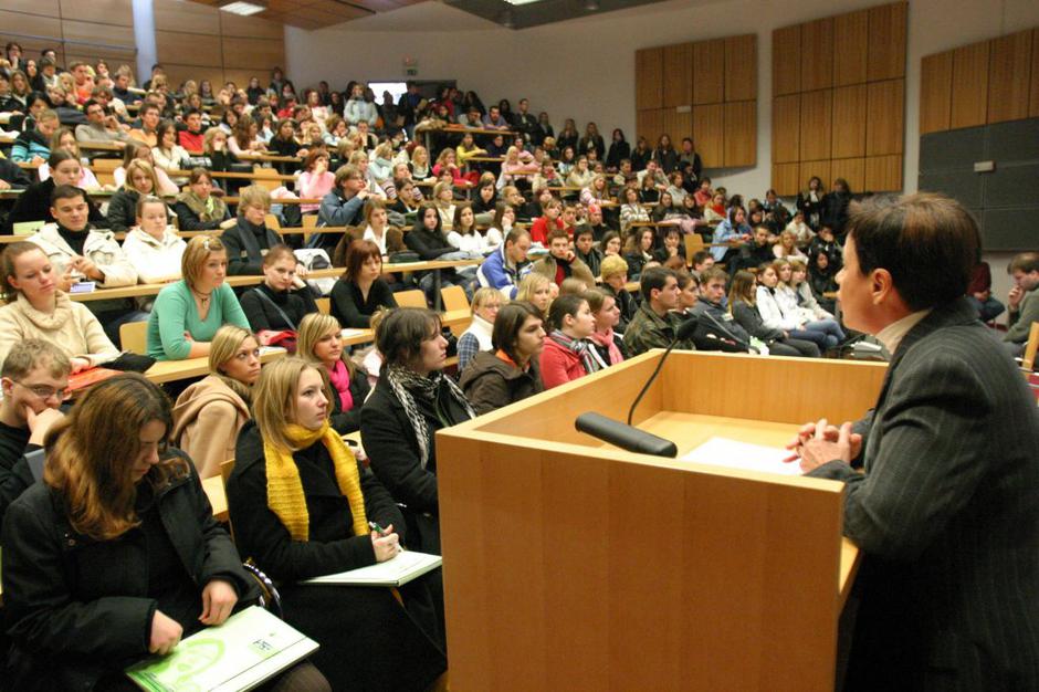 Študenti v predavalnici | Avtor: Boštjan Tacol