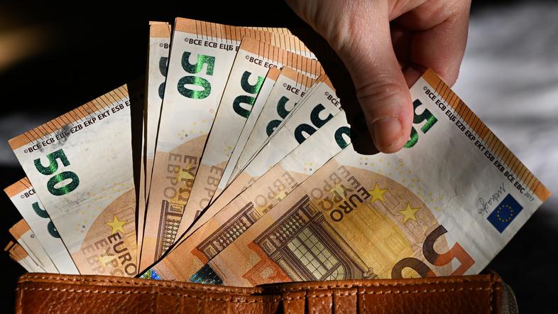 Denar, euro, bankovci, kovanci