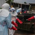 ebola medicinsko osebje v zaščitni opremi