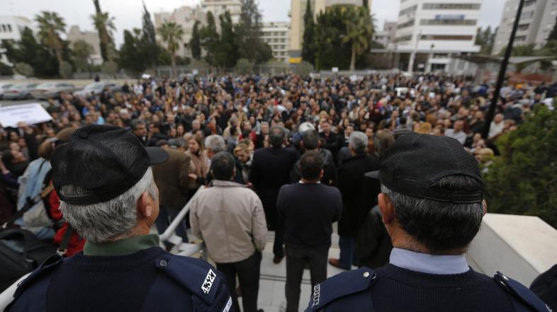 Varnostniki pred banko