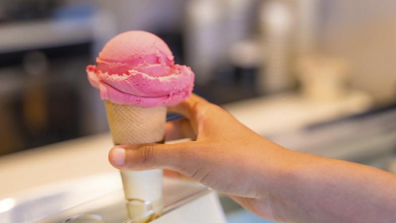 jagodni sladoled v kornetu