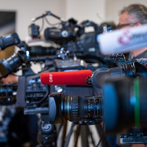 kamere mikrofoni fotoaparati mediji