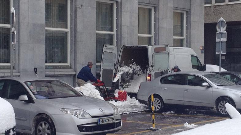 Kidanje snega v kombi