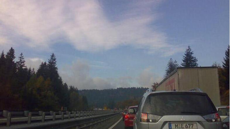 Voznik z nemško registracijo se je skoraj zaletel v Pahorjevo vozilo. (Foto: X1)