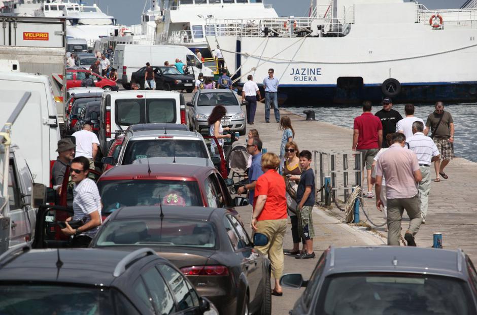 Kolona pred trajektom v Zadru | Avtor: Pixell