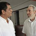 Ekvadorski predsednik Rafael Correa (levo) med pogovorom s prenovljenim Castrom.