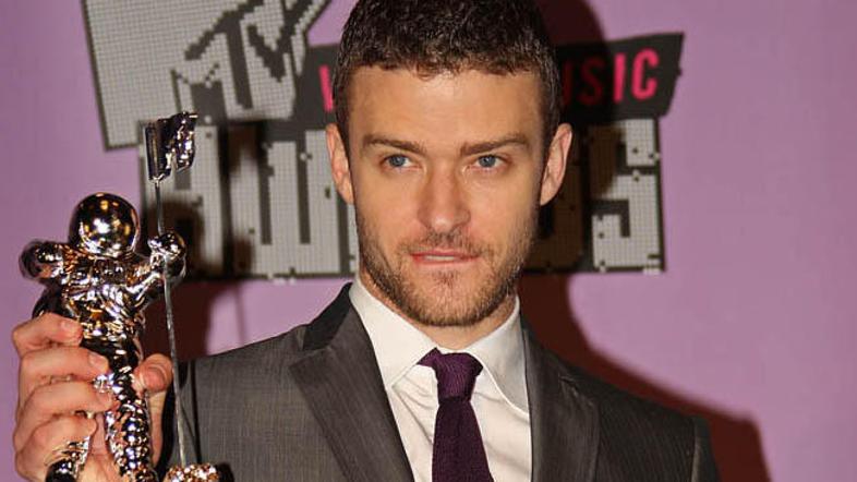 Justin se gol dobro počuti in se ničesar ne sramuje.