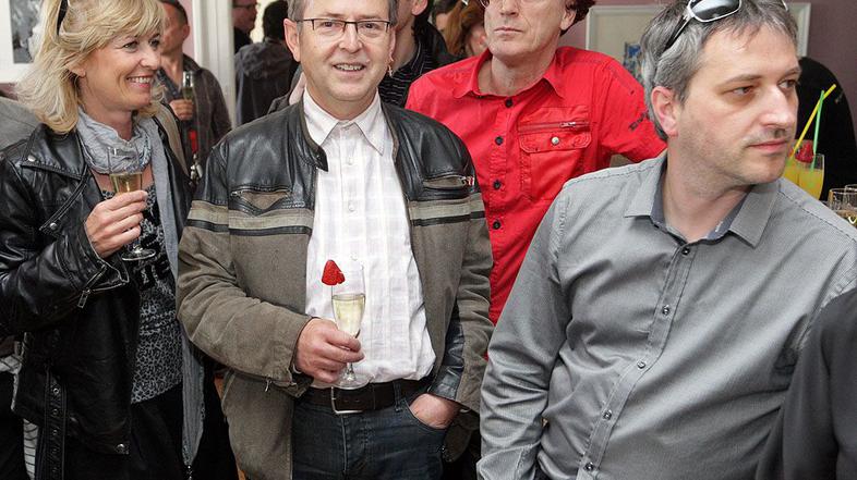 Tomaž Kozlevčar je glasbeni producent in avtor več priredb skladbe od slovenski 