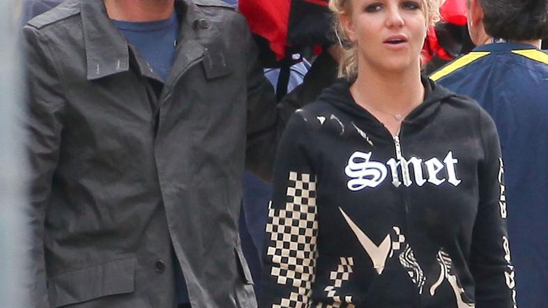 Britney z zaročencem Jasonom. (Foto: Flynet)