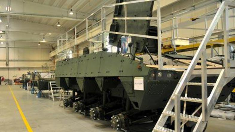 V poslu z oklepniki se pojavlja več imen, ki naj bi zaslužila na račun 278 milij