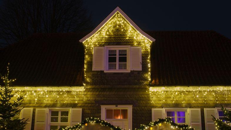 novoletne lučke na hiši