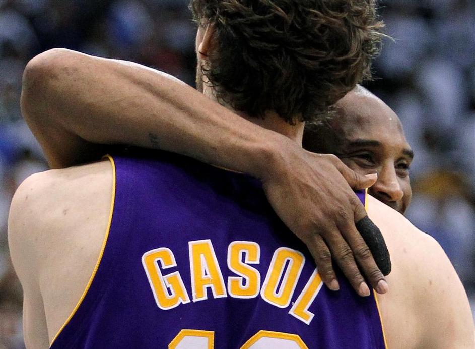 Kobe Bryant in Pau Gasol sta se lahko objela po novi zmagi. (Foto: Reuters)