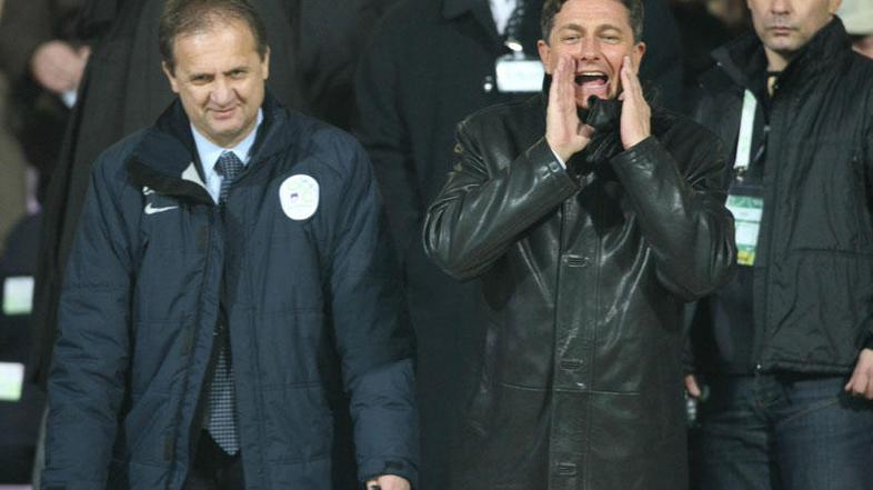 Premier Pahor je očitno še vedno pod vplivom nogometne tekme, saj je na novinars