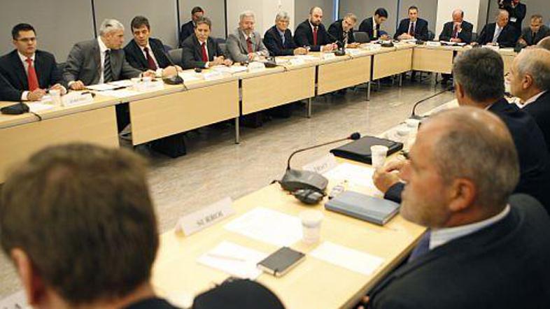 Srbska in albanska delegacija iz oči v oči