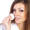 ženska čiščenje obraz