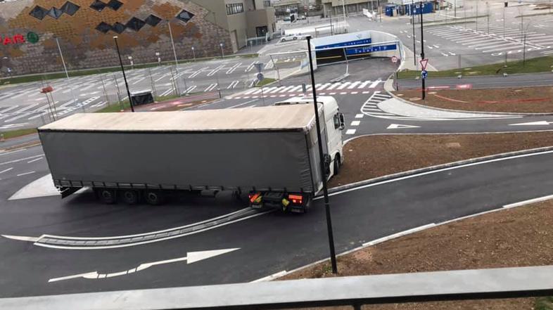 Tovornjak in krožišče