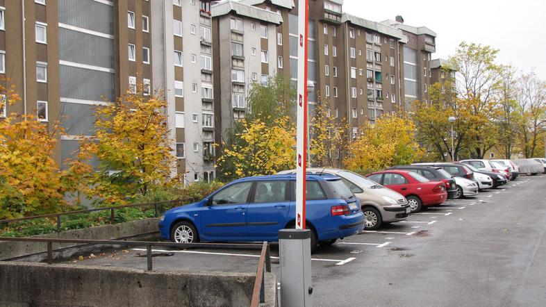 Garažno hišo na Vrečkovi ulici so zgradili leta 1977. Že od začetka so bile v kl