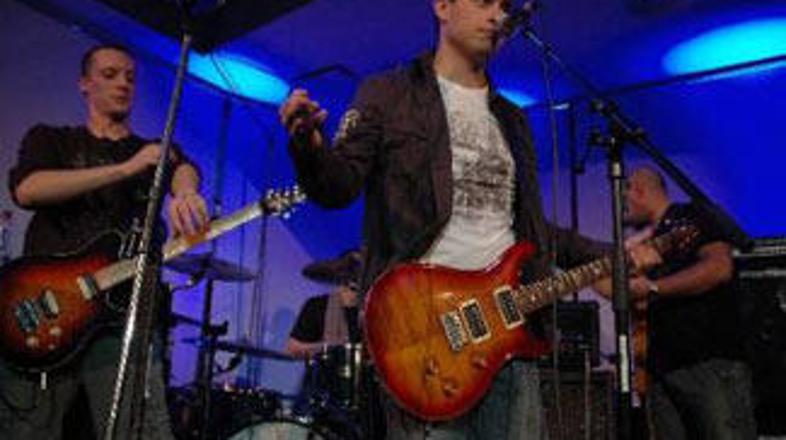 Avla Modre hiše še ni doživela tako glasnega večera.