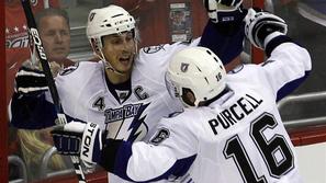 Vincent Lecavalier in Teddy Purcell ob zadetku za zmago 3:2. (Foto: Reuters)