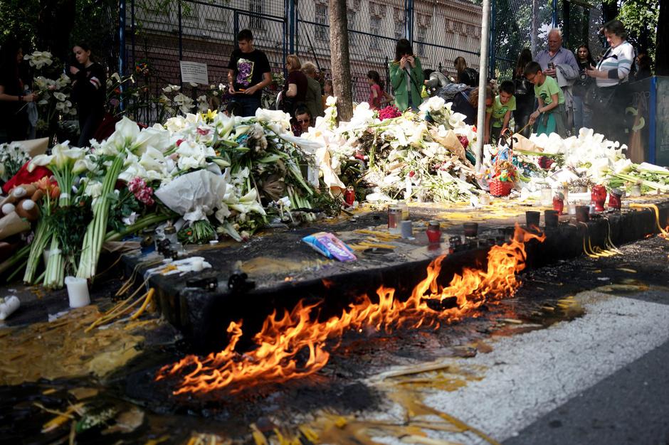 streljanje v Srbiji rože in sveče pred šolo | Avtor: Profimedia