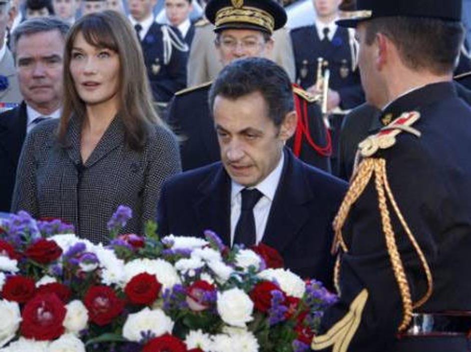 Francoski predsednik Sarkozy med polaganjem venca na grob nekdanjega francoskega