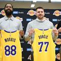 Luka Dončić pozira z novim dresom, dresom Lakersov