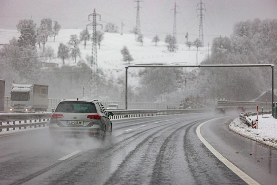 sneg, snežne razmere na cestah, sneženje | Avtor: Saša Despot