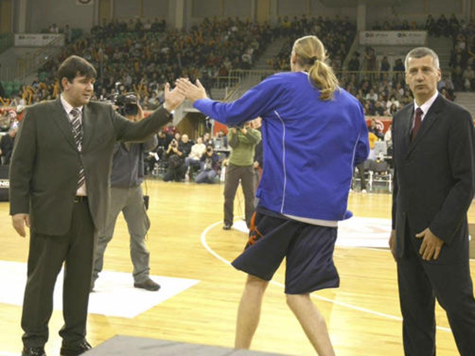 Memi Bečirović in center Zadra Todor Gečevski.