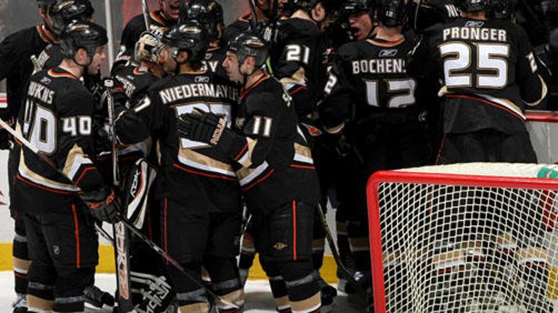 Veselje hokejistov Anaheima ob zmagovitem zadetku v 33 sekundi podaljška.