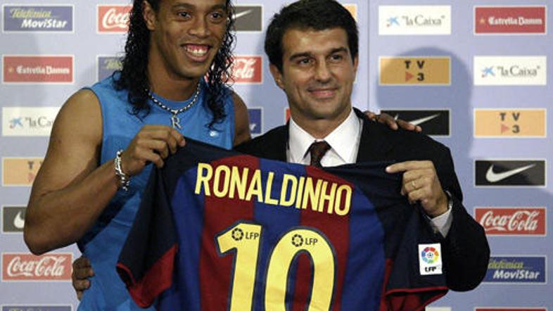Leta 2003 je Ronaldinho v soju žarometov prispel v Barcelono za nekaj več kot 30