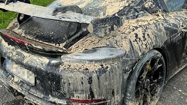 poplavljeni šporsche cayman GT4 RS