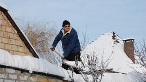 Čiščenje snega s strehe 