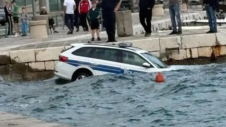 Policijski avtomobil morje