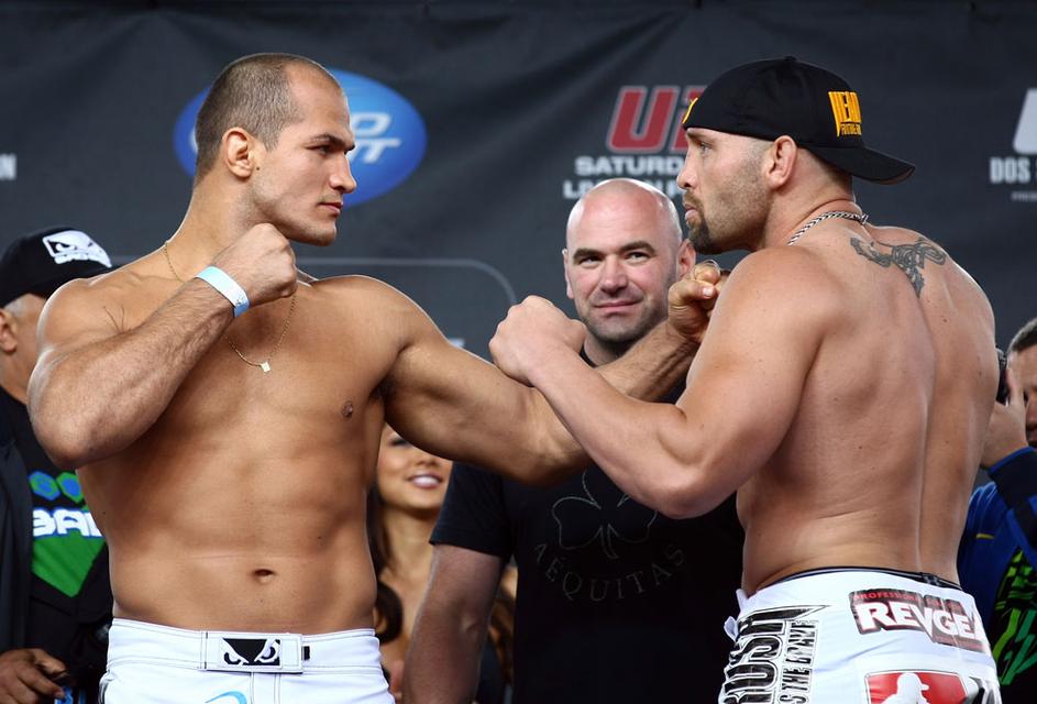 Junior Dos Santos (levo) in Shane Carwin (desno) v borbo vstopata zelo samozaves