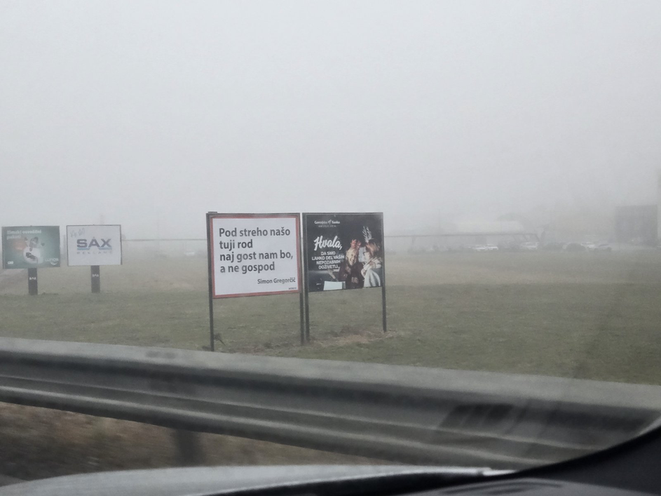 skrivnostni plakat z Gregorčičevim verzom