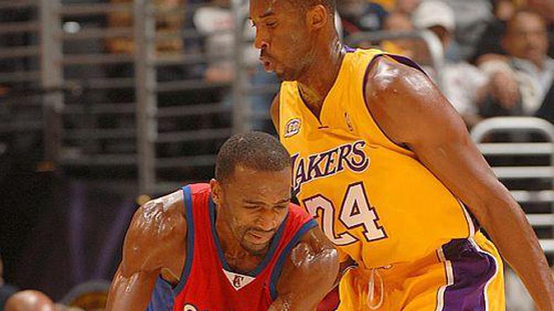 Kobe Bryant je ob manjši minutaži nasprotnikom natresel 10 točk.