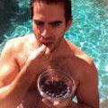 Eli Roth je objavil fotografijo, na kateri oblizuje borovnice.