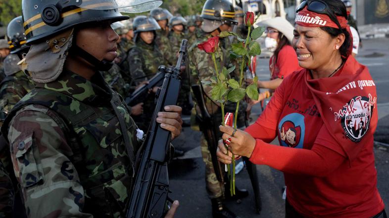 Po ponedeljkovem izbruhu spopadov je danes v tajski prestolnici Bangkok zavladal
