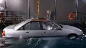 V Top Gearu so preizkusili, kako se lahko voznik reši iz potapljajočega se avtom