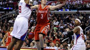 Dragić je na zadnjih treh tekmah sezone zbral vsaj deset skokov. (Foto: EPA)