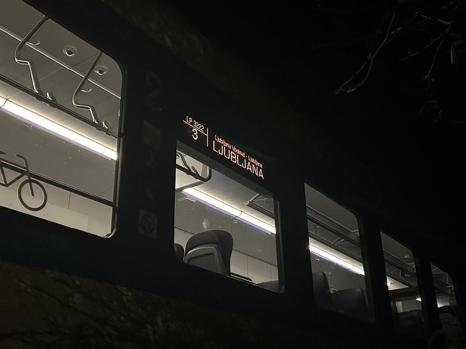 skala na železniških tirih trčenje vlaka