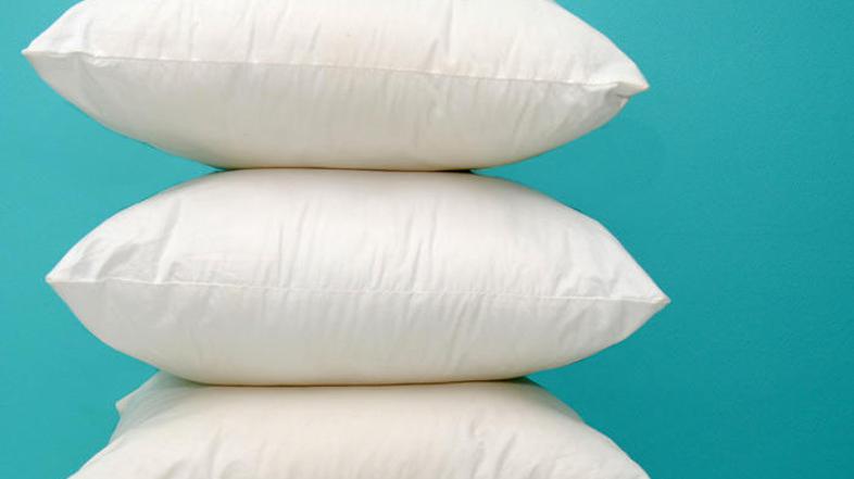 Tudi vzglavnike je treba redno prati. (Foto: Shutterstock)