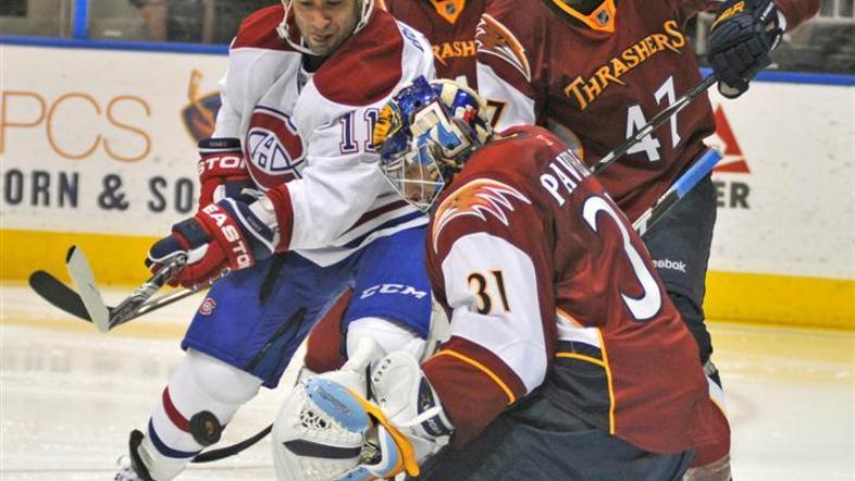 Ondrej Pavelec je takole zaustavil strel Scotta Gomeza. (Foto: Reuters)