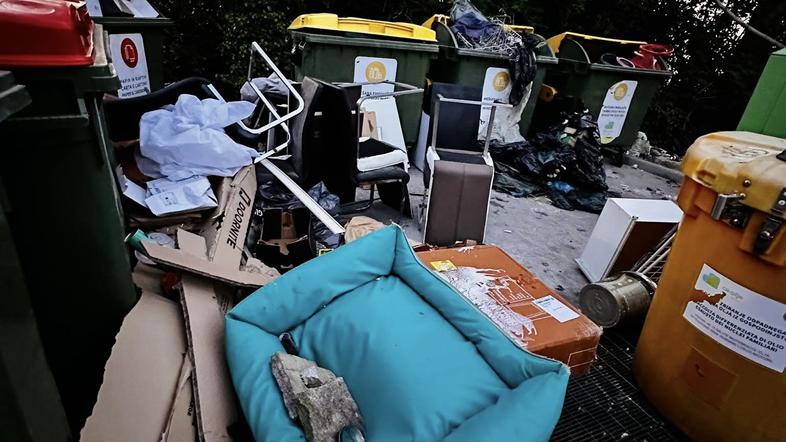 Smeti pri Belem križu