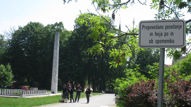 Vojno grobišče v grajskem parku je pogosto tarča vandalizma.
(Foto: Renata Rene