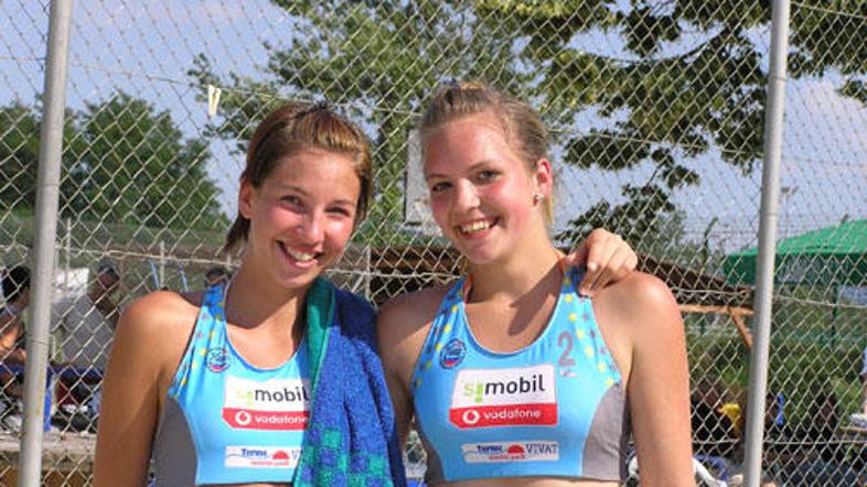 Katja Kocjan (levo) in Katja Blatnik sta soigralki tako v odbojki na mivki kot p