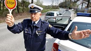 slovenija 15.04.2010 policist, policija, ustavljanje vozil, stop, loparcek, foto